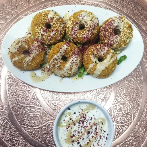 صحن فلافل مع طحينة وطرطور